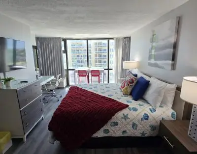 Oceanfront Studio at Oceanside Inn – Pool, Tiki Bar & Private Beach Access